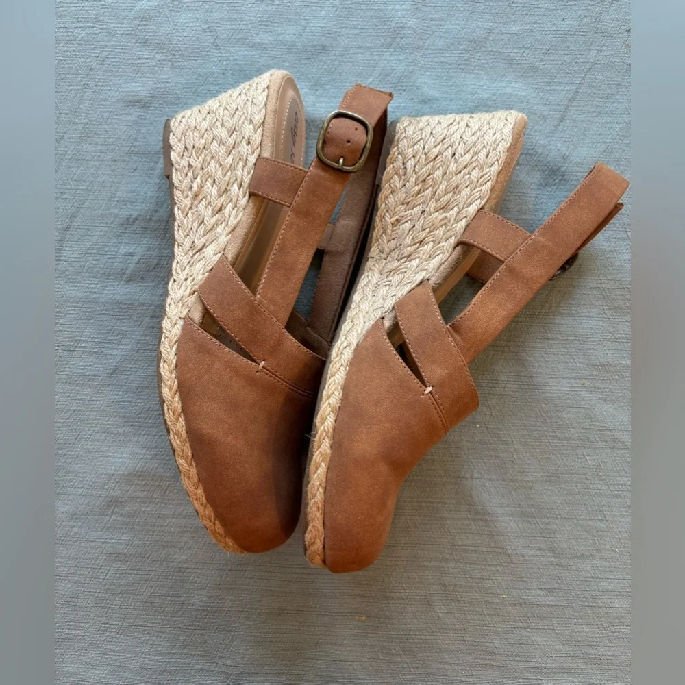 Easy Street Tan Wedge Sandals 9.5 Adjustable Strap EUC